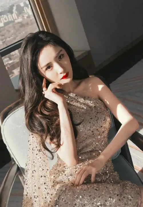 杨幂鎏金礼服长裙造型##杨幂鎏金长裙造型