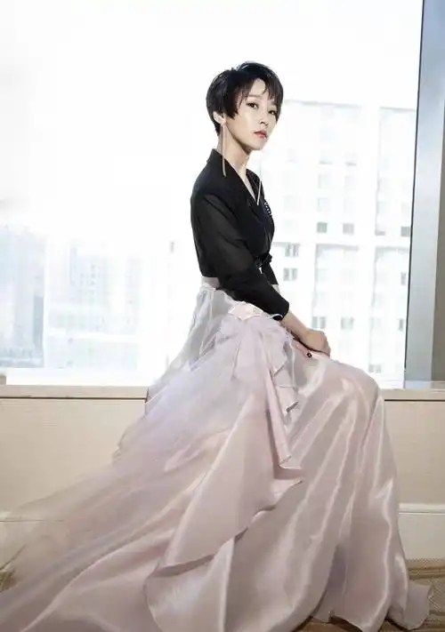 原创谢楠真是短发女神穿抹胸连衣裙凹造型不丰满但也可以性感