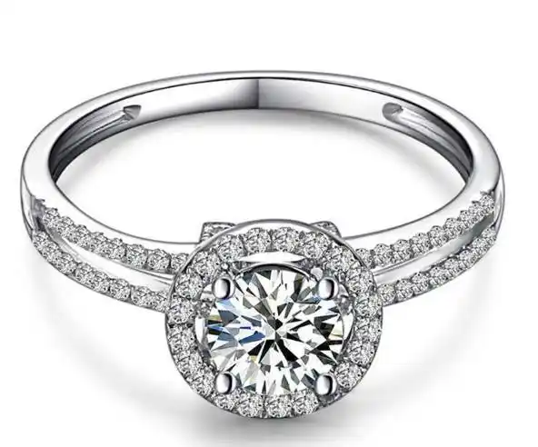 如果是年轻女性,可以选择时尚设计感较强的钻戒款式,别致且略带趣味性