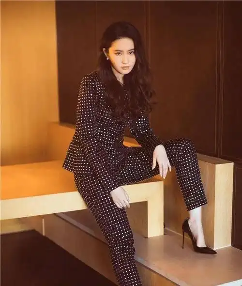 虎背熊腰的女孩有救了草莓型身材的穿搭宝典承包四季之美