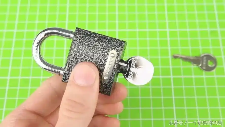 卫生纸开锁法如何用纸片开锁