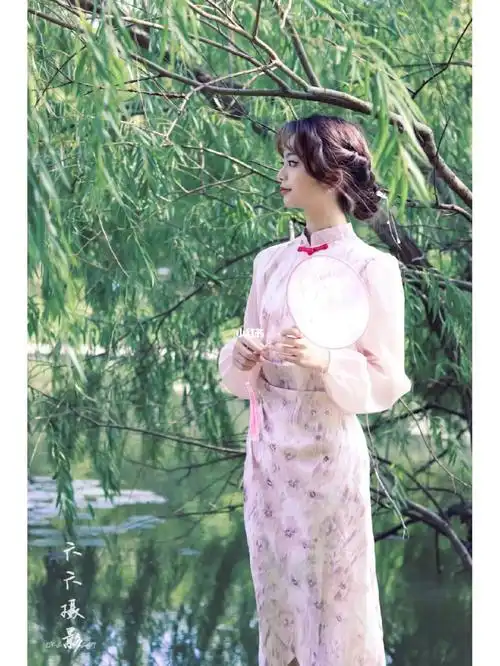 在江大的草地湖水边拍了一组旗袍中式写真～漂亮姐姐好温婉虽然江南