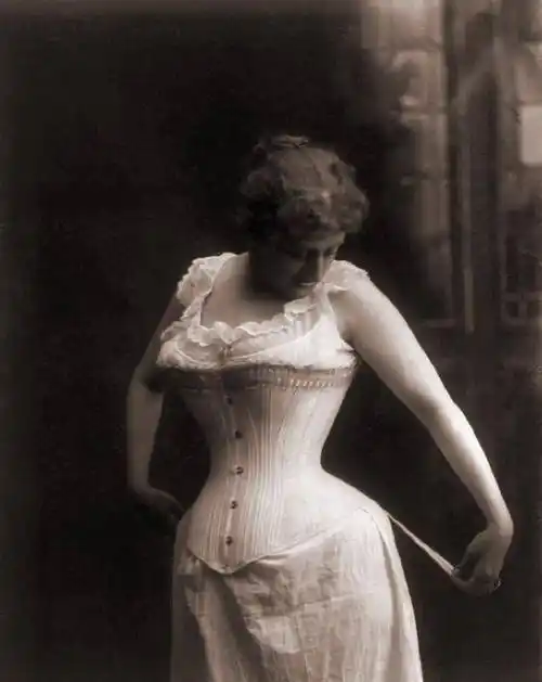 女性内衣发展史:从一丝不挂到人人都穿!_妇女_自行车