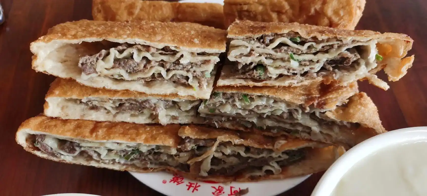 郓城壮馍,山东郓城著名的传统小吃,椭圆形,长宽约30x15公 - 抖音