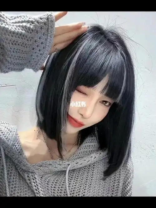 蔡坤坤子白色挑染发