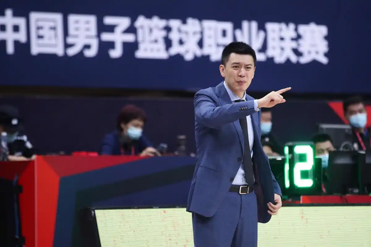 纵观cba帅哥杨鸣口吐芬芳教练江湖只有硬气没有儒雅