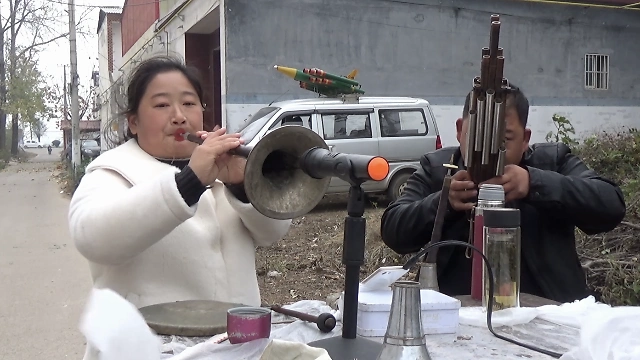 美女唢呐演奏歌曲母亲谁不爱自己的妈妈听哭了