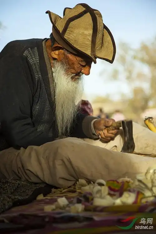 罗布人村的百岁老人