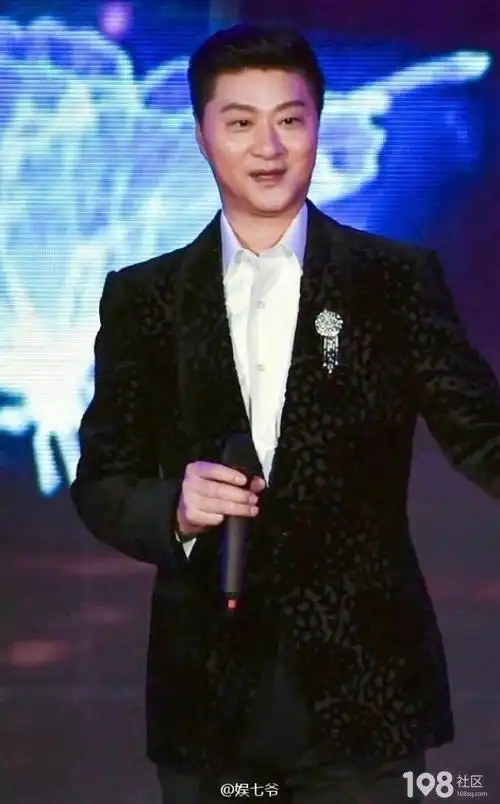 范冰冰和爸爸范涛牵手登台献唱,一点不像66岁的人