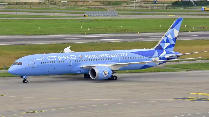 波音787-900通体蓝色 曼城特别涂装