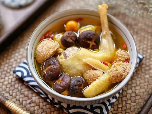 炖鸡汤的时候,我们除了主要材料老母鸡外,还可以添加一些其它食材