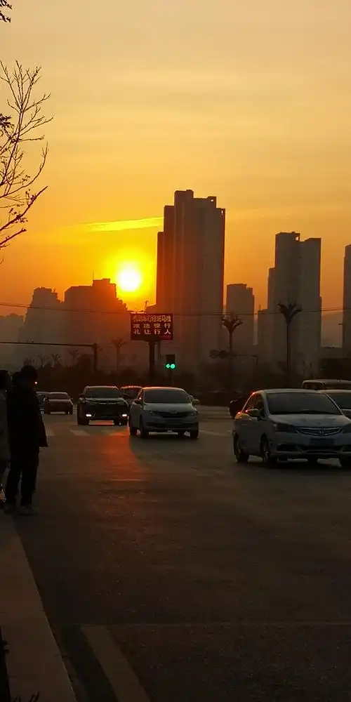 清晨的阳光城市街头