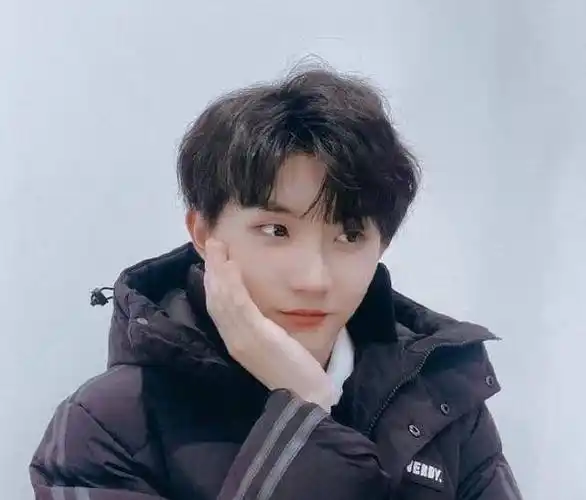 马嘉祺素颜照被疯传,卸掉浓妆失去滤镜,这才是18岁应该有的样子_时候