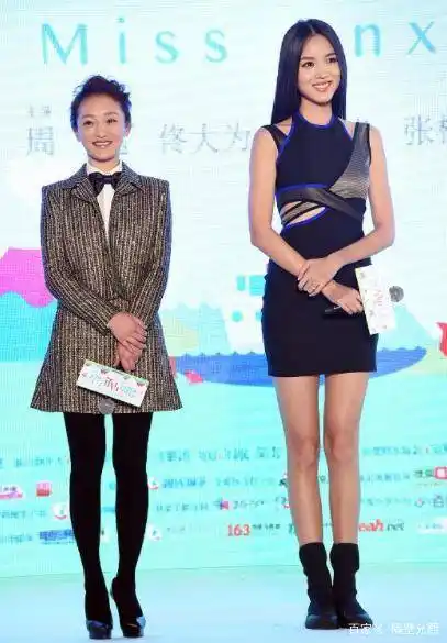 周迅则稍显保守,小香风之下还另外搭配了一条黑色打底裤,和张梓琳身高