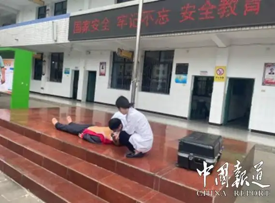 宣汉县华景镇卫生院到华景中学开展全民国家安全教育日主题活动