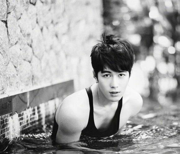 组图,陈学冬晒自拍大秀八块腹肌为何身材这么好