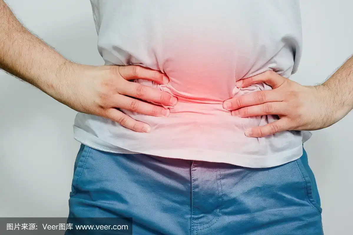 男人正捂着他的肚子,他感到很痛.肠胃问题,消化不良.