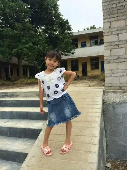 小小女孩上一年级了