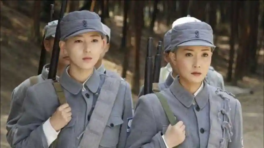 八路军2位女兵敬礼,王近山判断出是日本女间谍,立即当场击毙