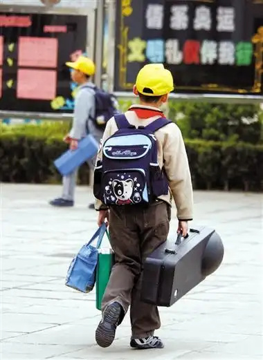 北京市针织路小学的学生在上学,背着沉重的书包.资料图片