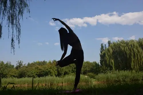 在某个公园练瑜伽,只想拍一下背影,没想到拍成了剪影,还感觉