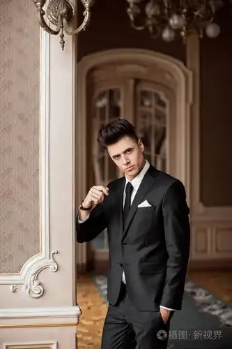 穿着昂贵西装的时髦男人