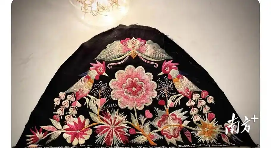 畲族服饰风格自由奔放,图样浑然天成.