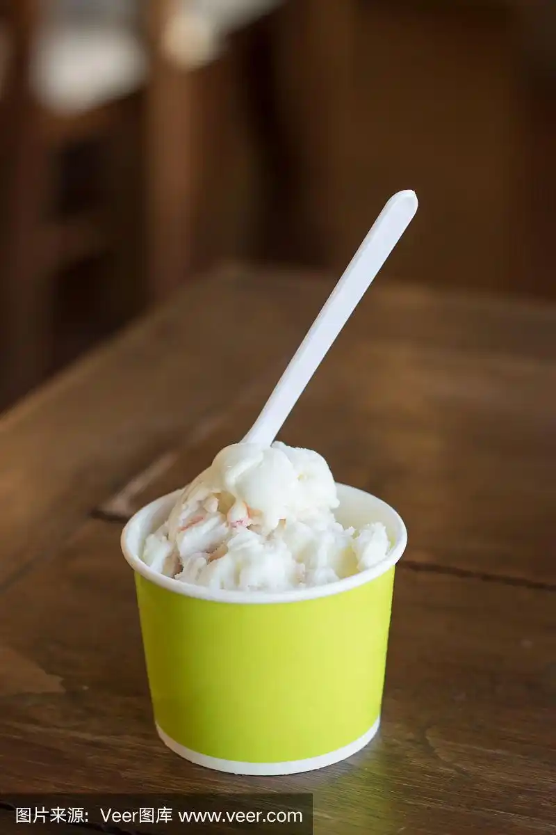 近距离的冰淇淋在纸杯.