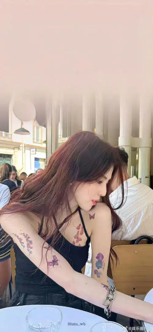 韩素希上传的腰部完整纹身图案##韩素希腰部纹身含义