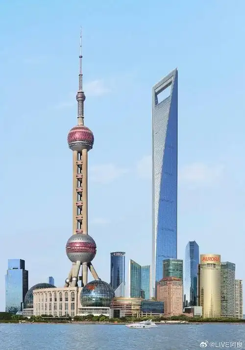 记录旅行#现代化程度非常高,拥有如陆家嘴°的摩天大楼群和外滩°的