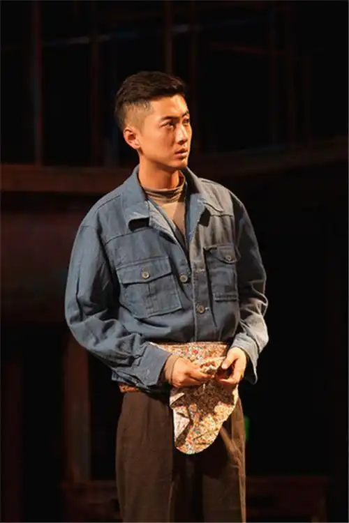 话剧钢的琴上海演出贾景晖铁血柔情难掩熟男魅力