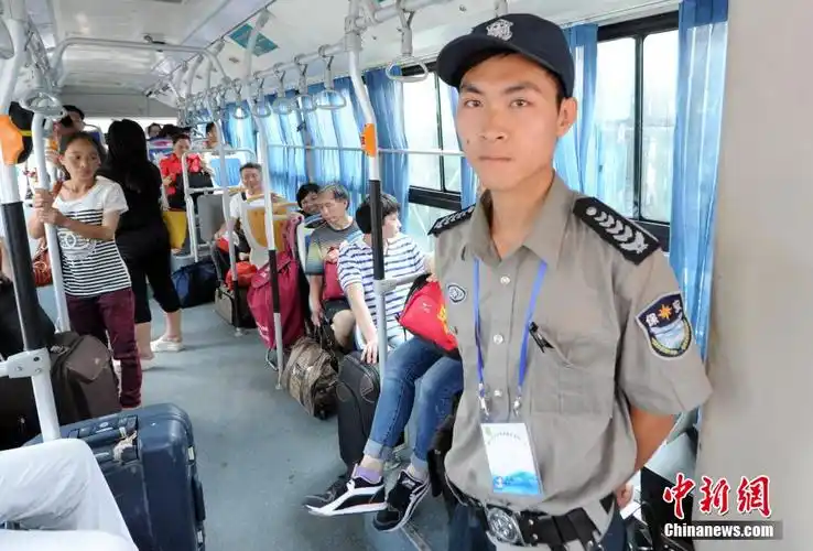 福州市公交配备反恐安全员 (5/7)