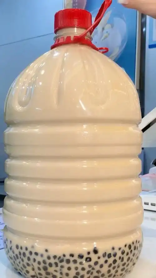 这么大一桶奶茶你们见过吗,嗝