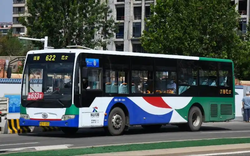 青岛公交一汽解放老旧车辆ca6110urn80进出站_哔哩哔哩_bilibili