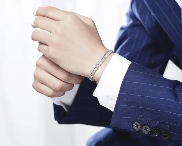 男人可以戴银手镯吗