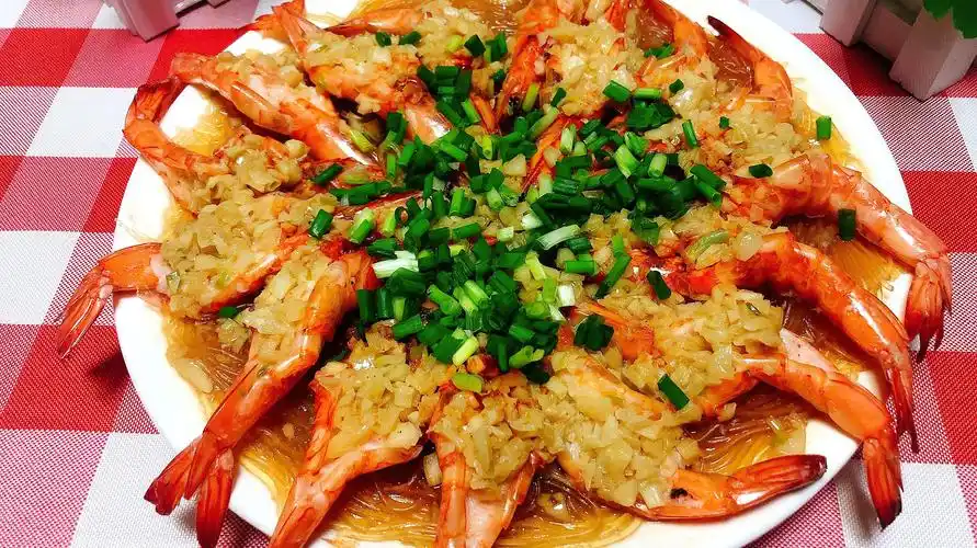 蒜蓉粉丝蒸虾好吃有妙招,记好这几步,粉丝爽滑虾肉鲜美