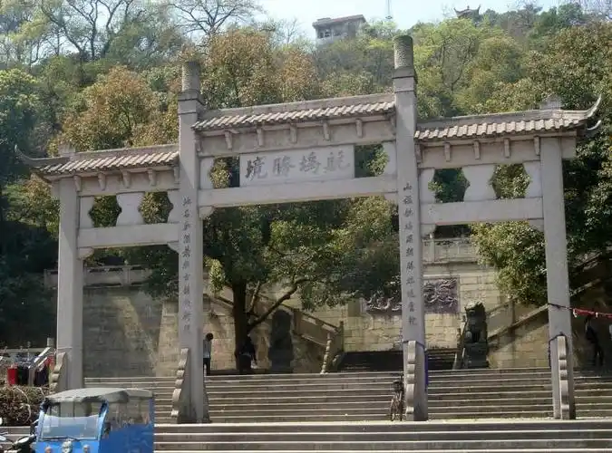 航坞山,是萧山东部第一高山,也是萧山的东部名 山.