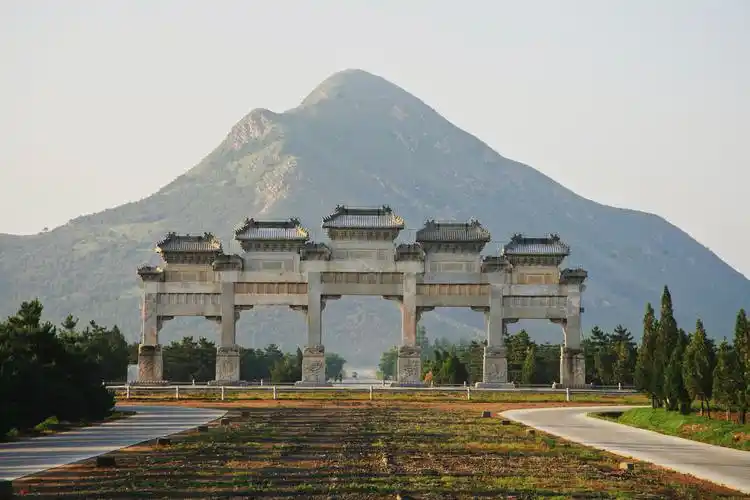 河北遵化县清东陵孝陵石牌楼 皇陵重视风水,清东陵主神道上的石牌楼