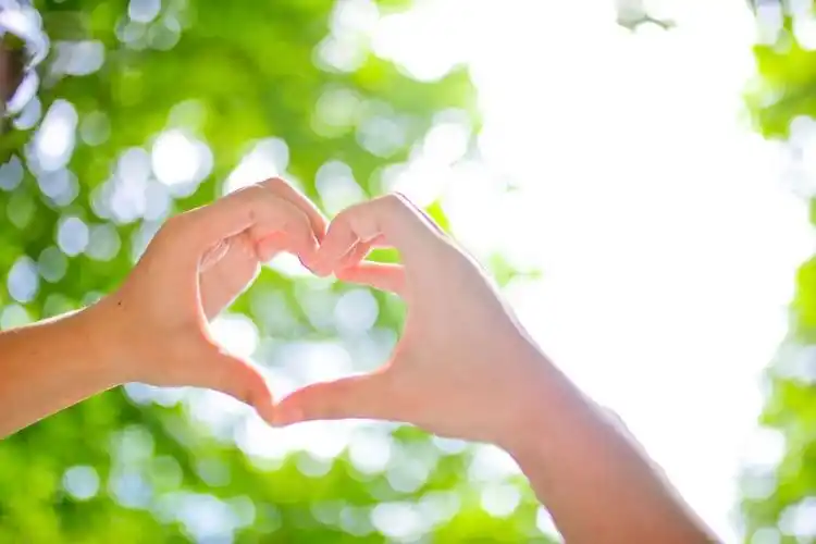 女比心手势呵护女人图片唯美张开手臂拥抱爱心爱心图片横屏母女比心