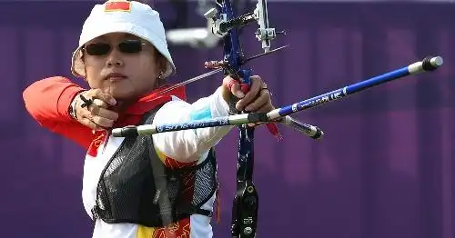 图文:李金枝获反曲弓坐姿1/2级铜牌 弯弓瞄准