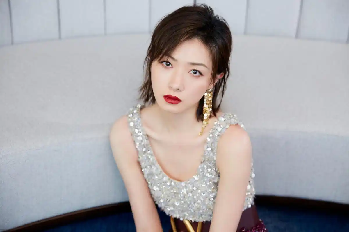 万茜晚会造型来啦,闪钻羽毛裙优雅摩登又彰显曼妙身材