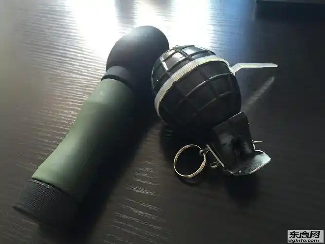 材质:内部实心金属,外表橡胶;大小:质量和大小1:1 82式手雷模型全弹