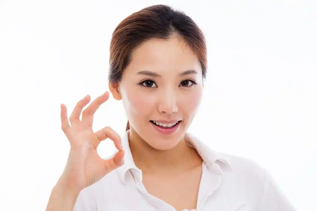 好手势的可爱女人,好的手势,在白色背景上孤立的可爱女人.