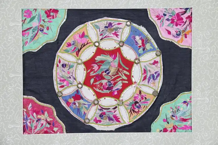 当代从江苗族平绣花鸟纹背扇绣片