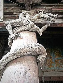 晋祠圣母殿外木雕盘龙