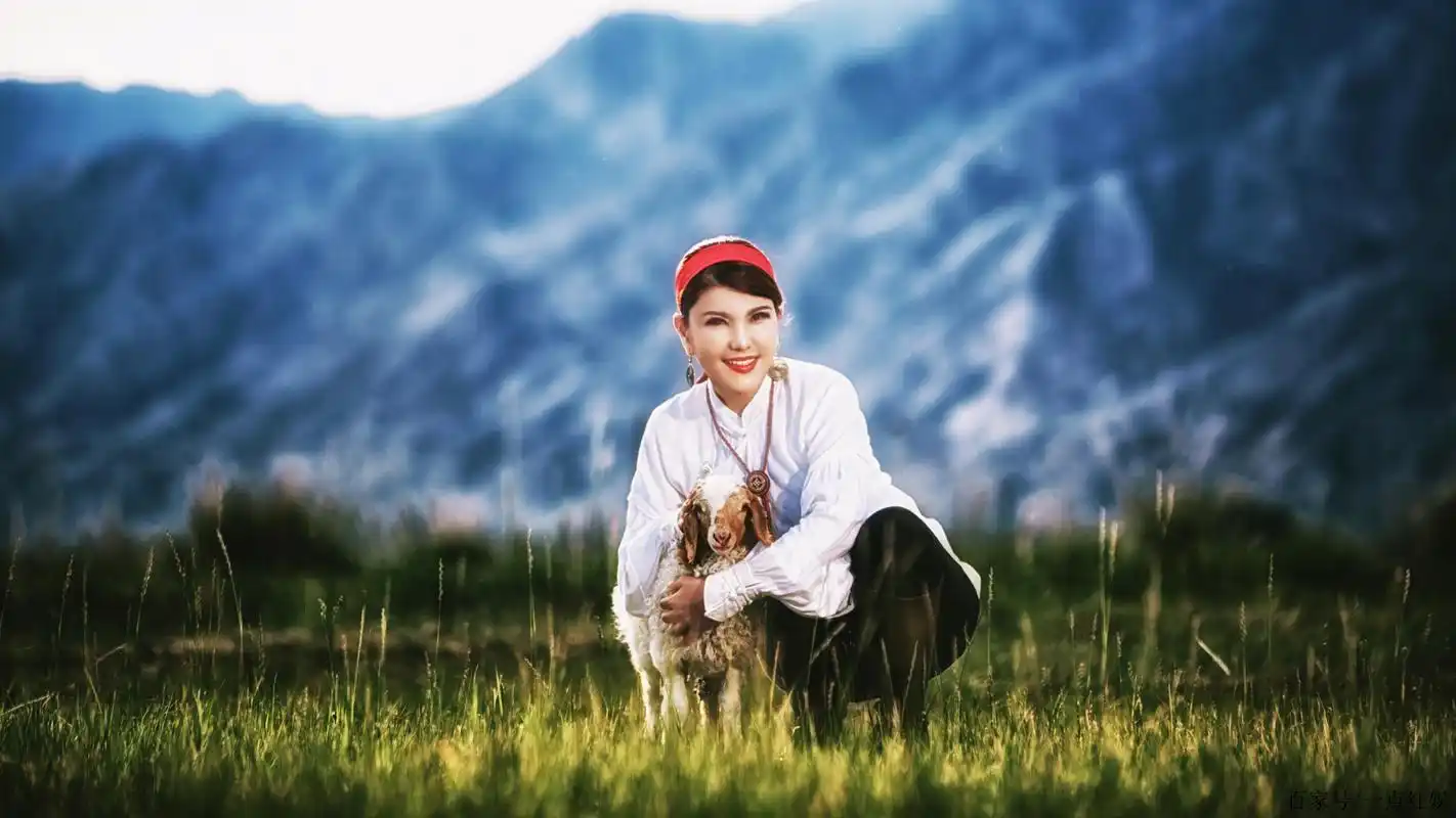 乌兰图雅新歌《小月亮》情系家乡诉说衷肠