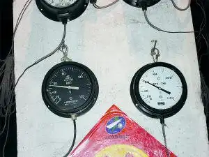 日报   记者在该物业办公房的一间屋子里找到了那位有"上岗证"的师傅