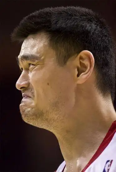 组图:姚明左脚再次骨裂 疼痛难忍报销本赛季