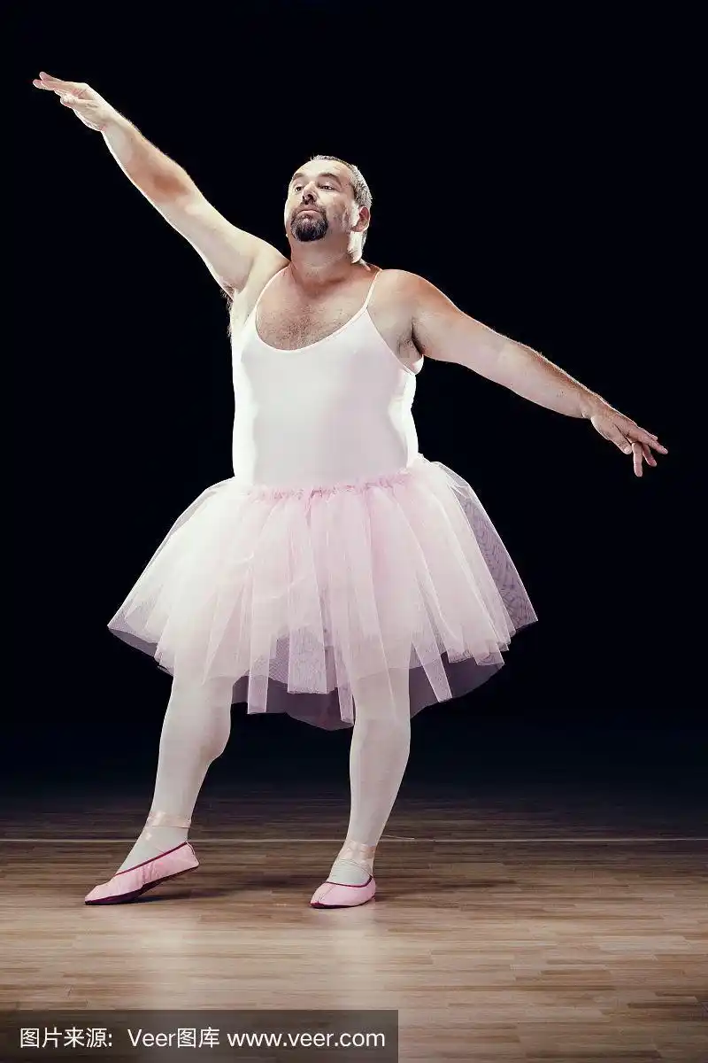 黑色背景下滑稽的胖古典舞蹈演员