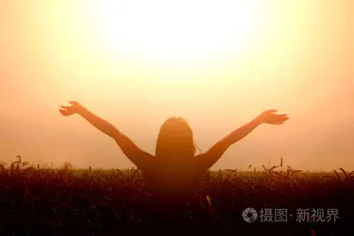 女孩向天空举起她的双手,感觉到自由照片-正版商用图片1owjsg-摄图新